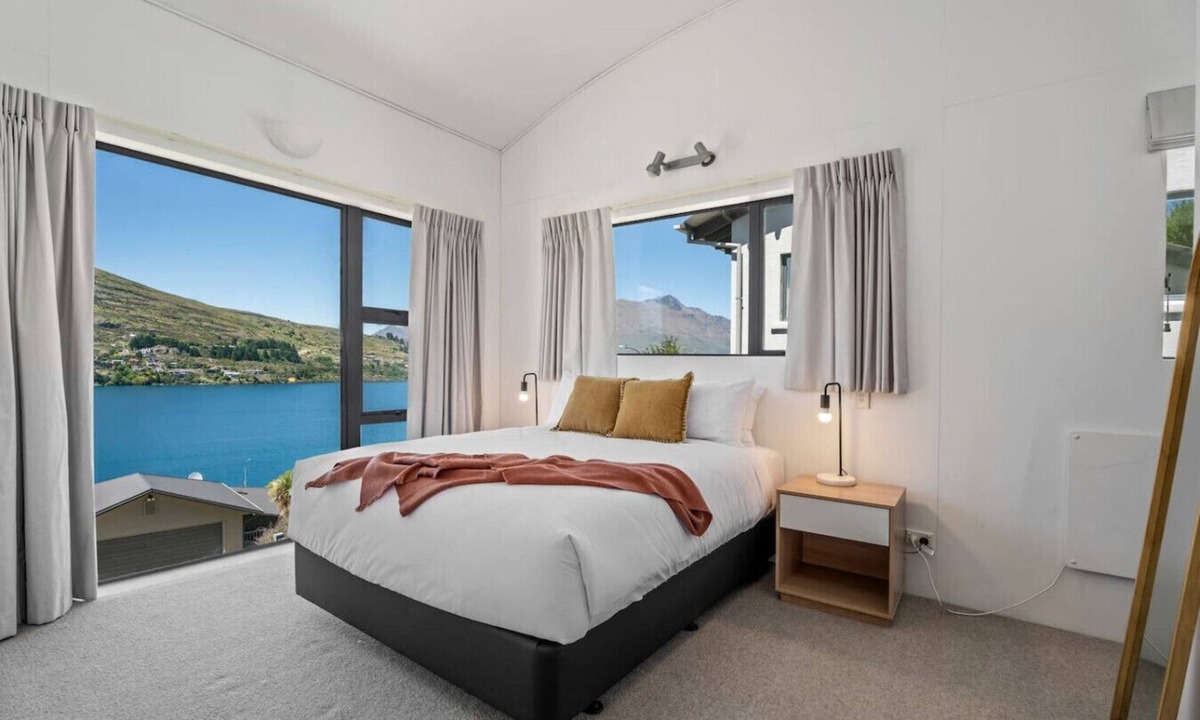 Frankton House | De La Mare Beautiful Views