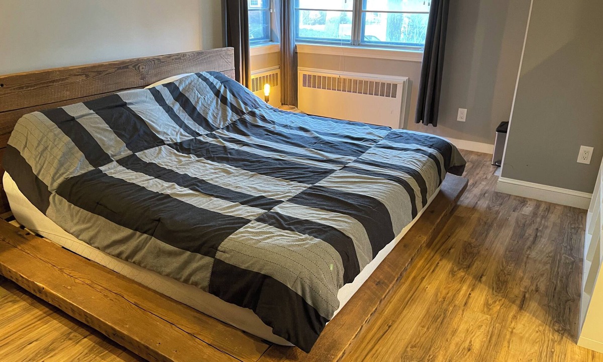 Silver Spring House | DE LUXE KING-SIZE BED Master Bedroom + 2 SLEEPING SOFAS in LR - WHOLE SUITE 64