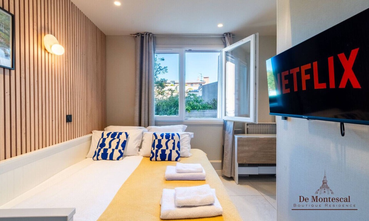 Notre-Dame-des-Champs Apartment | De Montescal - Cozy Central Studio A/C