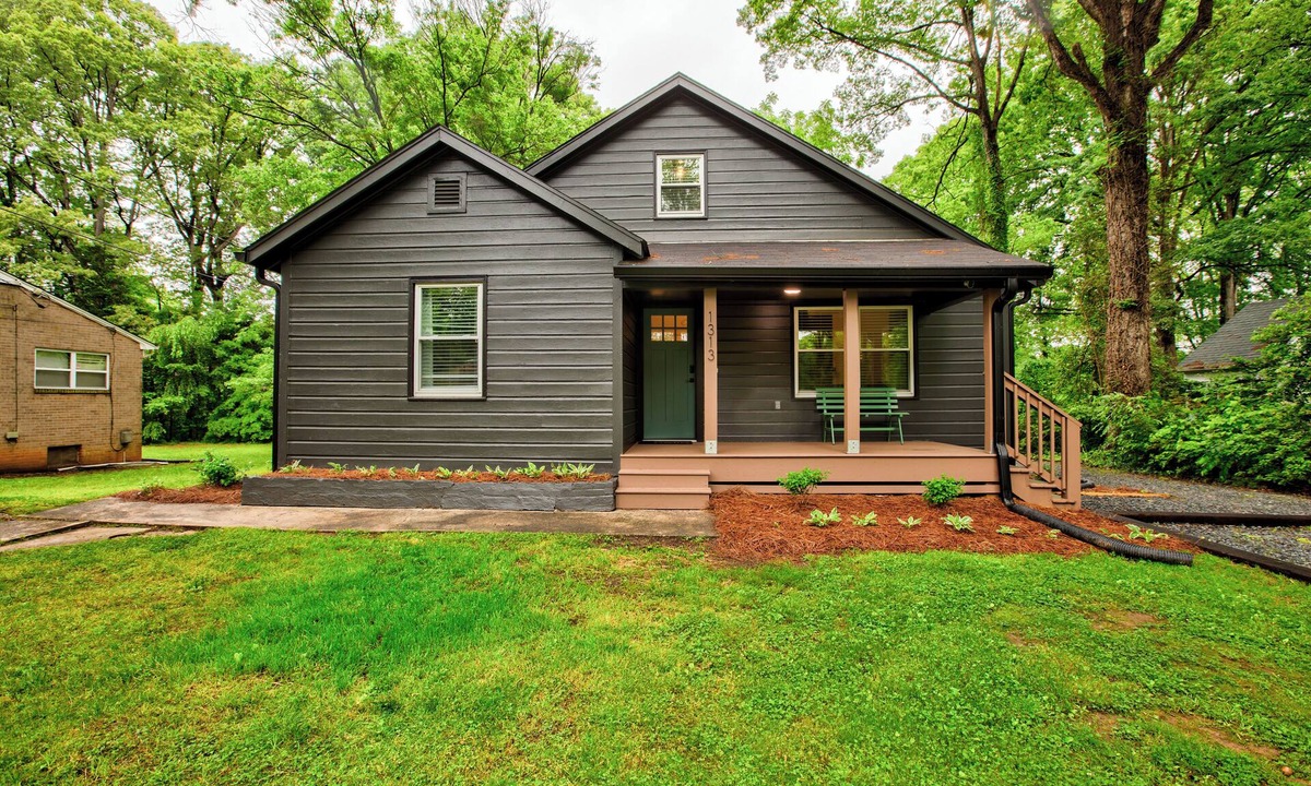Winston - Salem House | Deacon Stays: The Brookwood - Walk to WFU