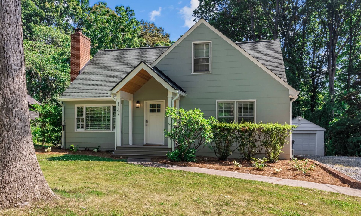 Winston - Salem House | Deacon Stays: The Oak Crest - Walk to The Grounds