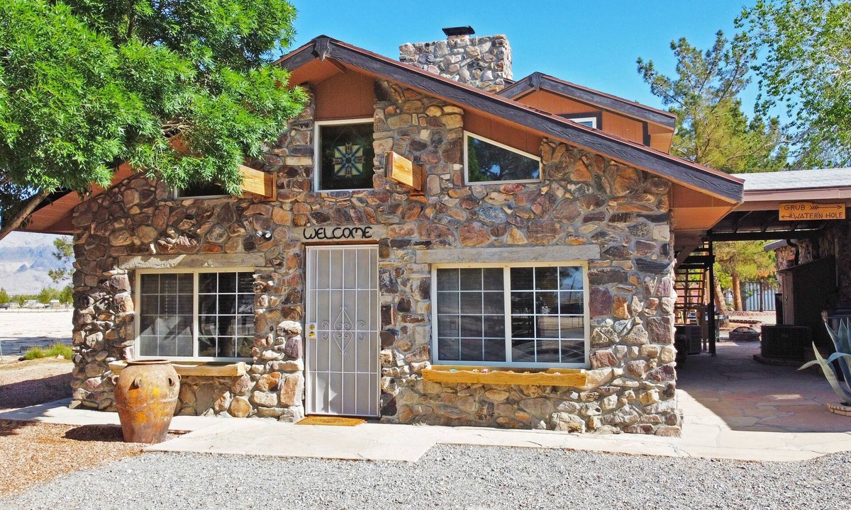 Pahrump House | Death Valley Rustic Stone Cabin*Fireplace*Pool