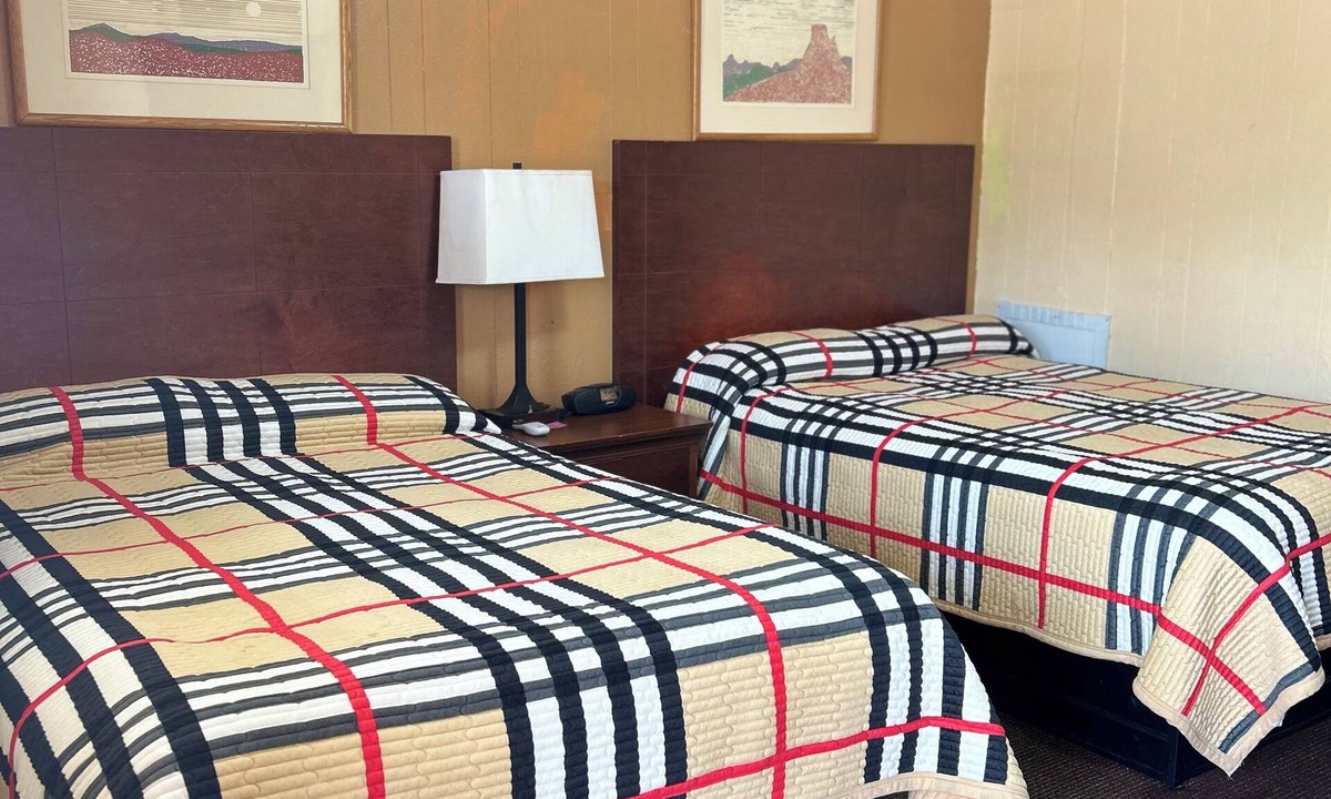 Grove Hill Hotel | deavers motel