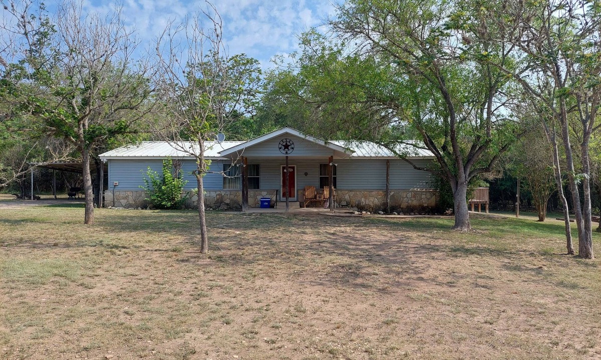Concan Cabin | Debbie's House: 2 miles from the river, 5 bedroom, 2 bath, sleeps 22