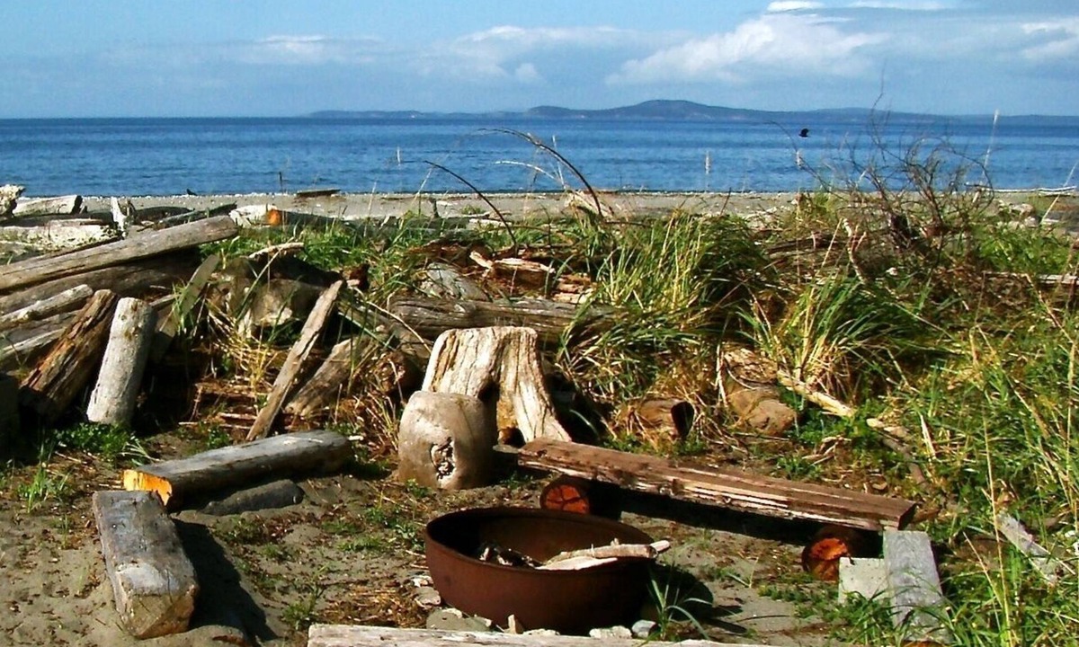 Oak Harbor House | Deception Pass Getaway AMAZING SUNSETS, EAGLES GALORE, BEACHFRONT, HUGE FIRE PIT