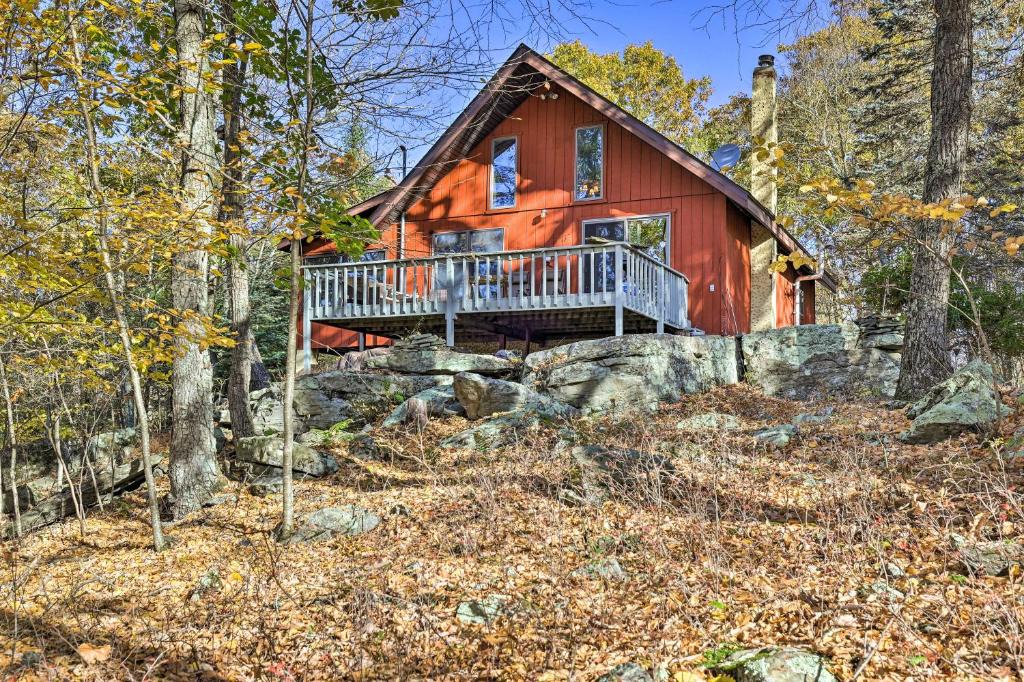 Cresco House | Deck and Forest Views Secluded Cresco Cabin!