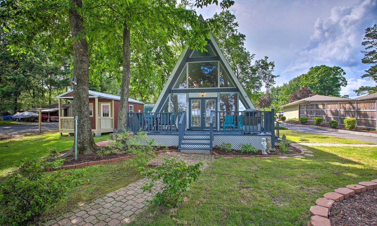 Lake Hamilton Cabin | Deck, Boat Slip + Views: Lake Hamilton Cabin!