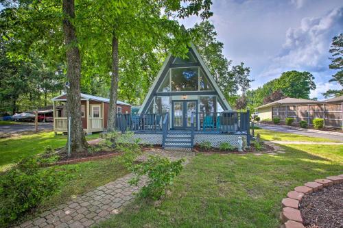 Lake Hamilton House | Deck, Boat Slip + Views: Lake Hamilton Cabin!