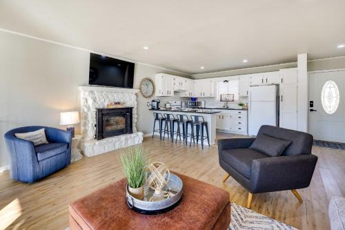 Jay House | Deck, Fire Pit and Grill Lakefront Oklahoma Abode