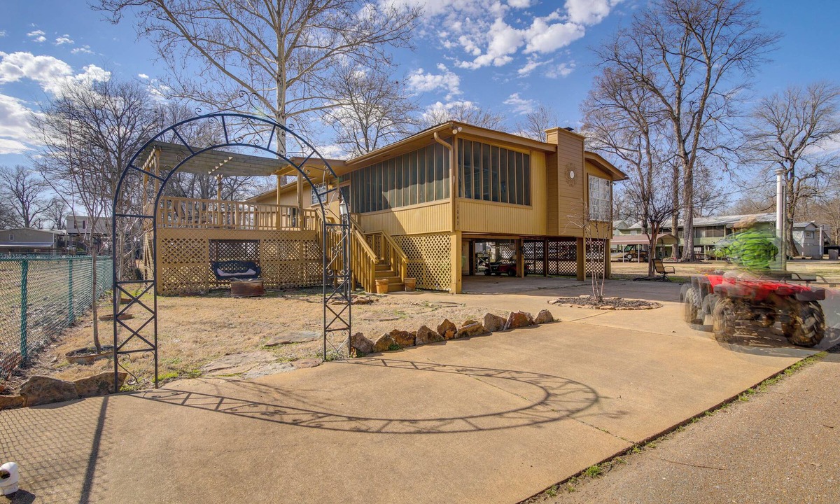 Tunica Cabin | Deck & Fire Pit! Cabin Half-Mi to Tunica Lake