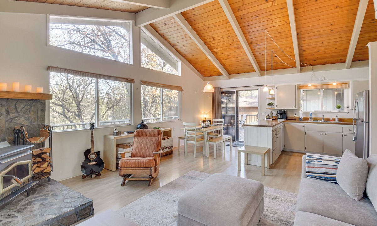 Groveland House | Deck + Fire Pit: Pine Mountain Lake Getaway!