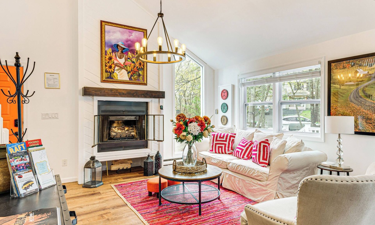 Bushkill Cabin | Deck, Fire Pit & Pool Access at Poconos Retreat!