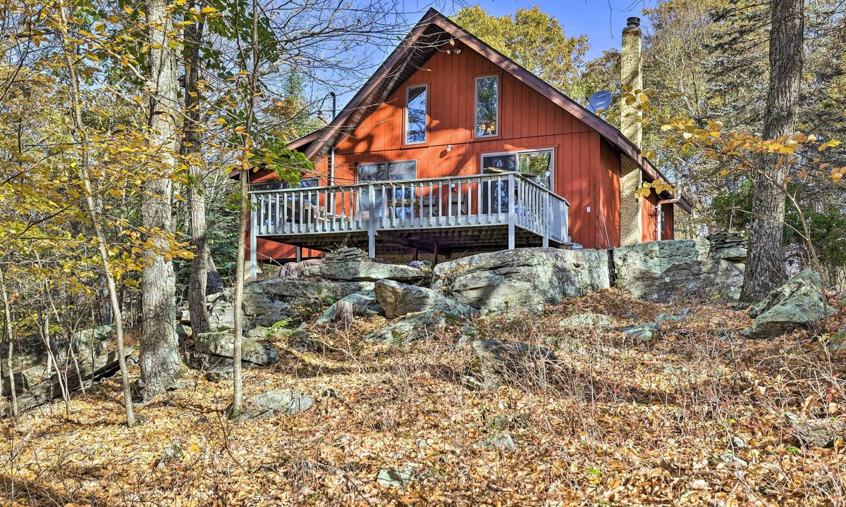 Cresco Cabin | Deck + Forest Views: Secluded Cresco Cabin!
