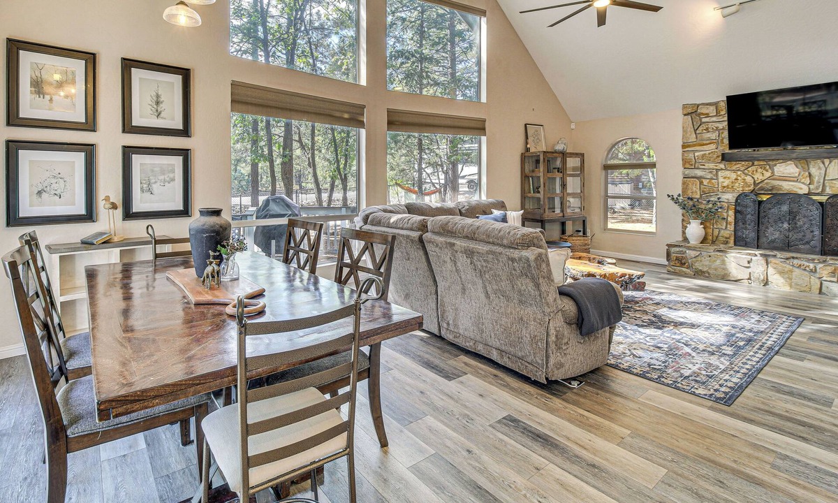 Pinetop-Lakeside Cottage | Deck + Game Room: Lakeside 'blue Jay Chalet' Cabin
