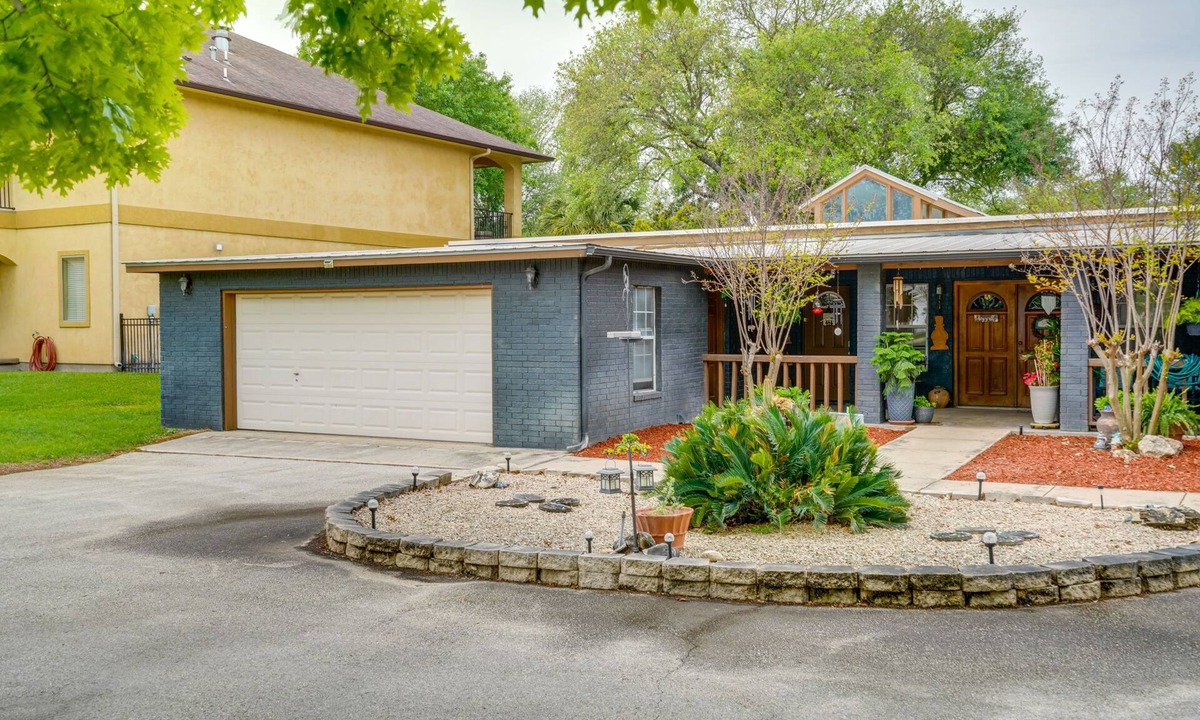 McQueeney House | Deck & Gas Grill: Riverfront McQueeney Duplex