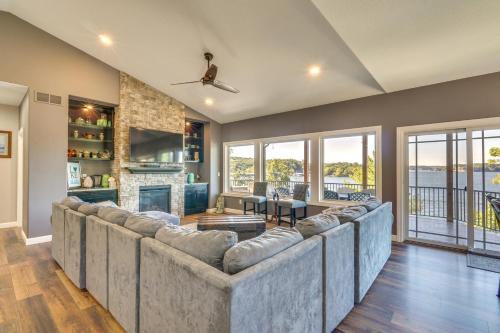 Linn Creek House | Deck, Hot Tub, Views! Reunion Retreat in Ozarks