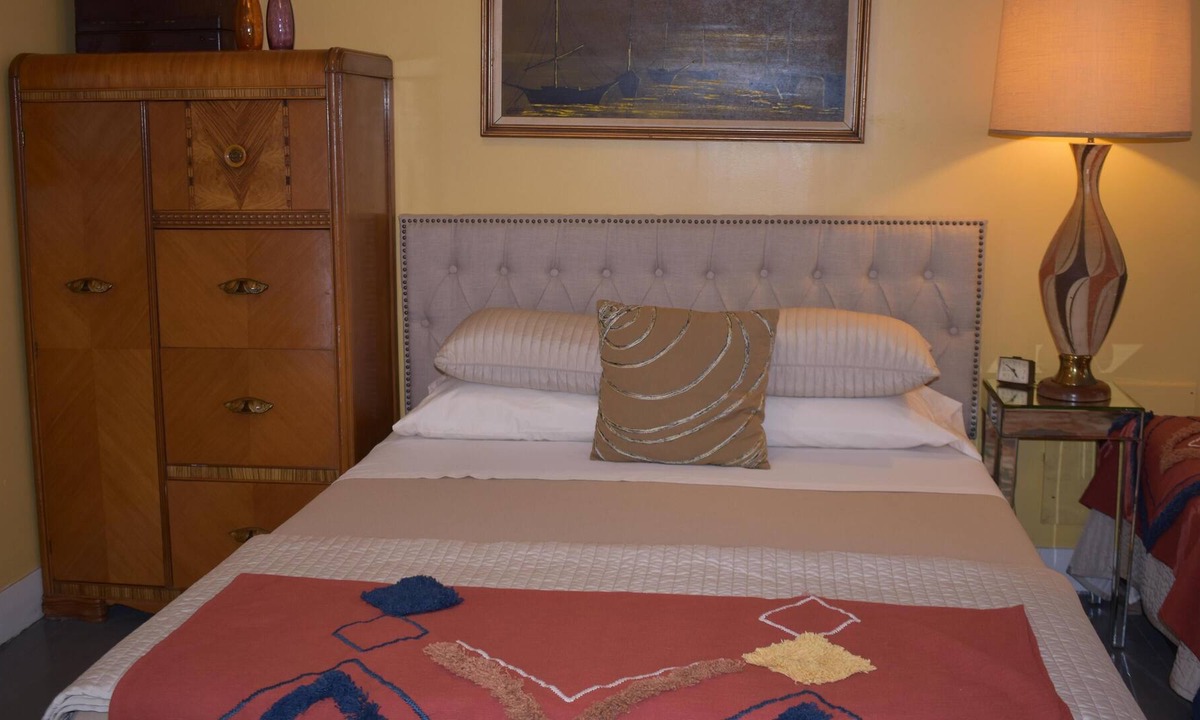 Jeffersonville House | Deck House sleep 4 guests with queen bed, single bed with trundle, private bathroom.