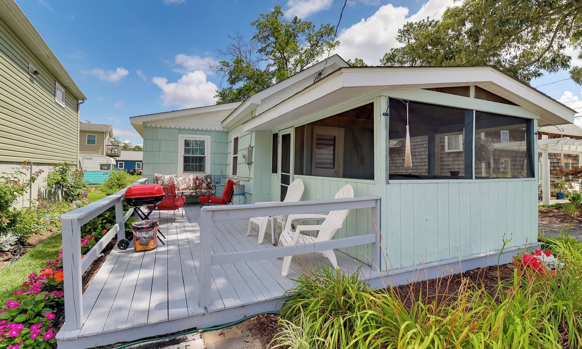 Long Neck Cottage | Deck & Indian River Bay Views: Coastal Cottage