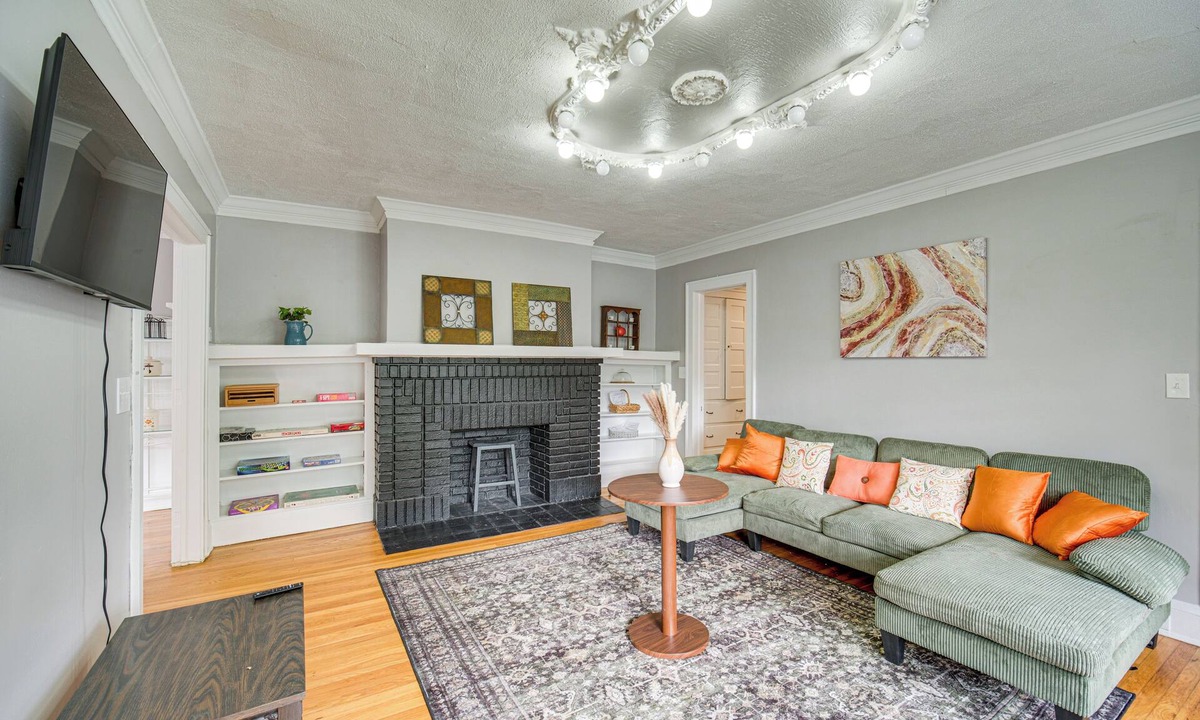 Cleveland Apartment | Deck, Pool Table! Walkable Cleveland Heights Apt