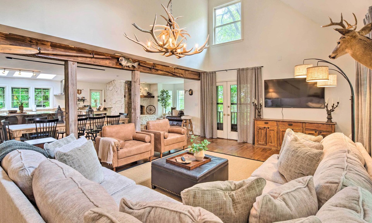 Chimney Rock Cottage | Deck w/Fireplace: Pet-friendly Lake Lure Retreat