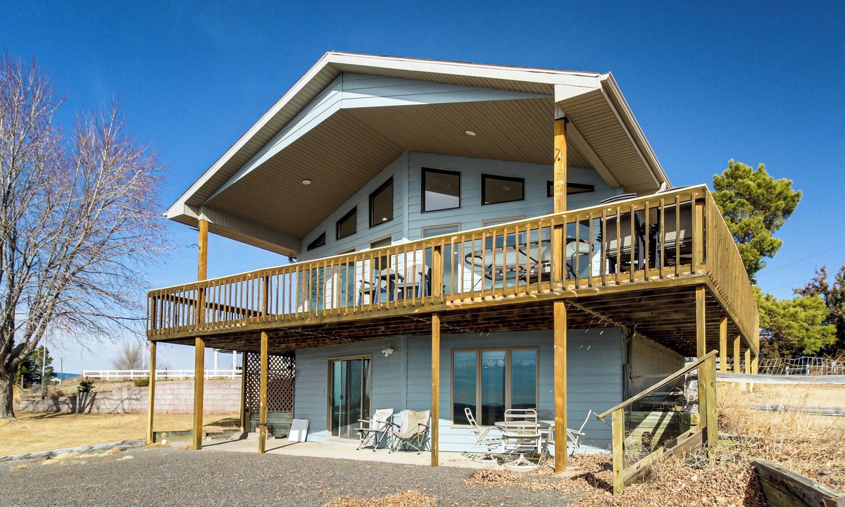Lonergan House | Deck w/Lake Mac View! Spacious Family Retreat