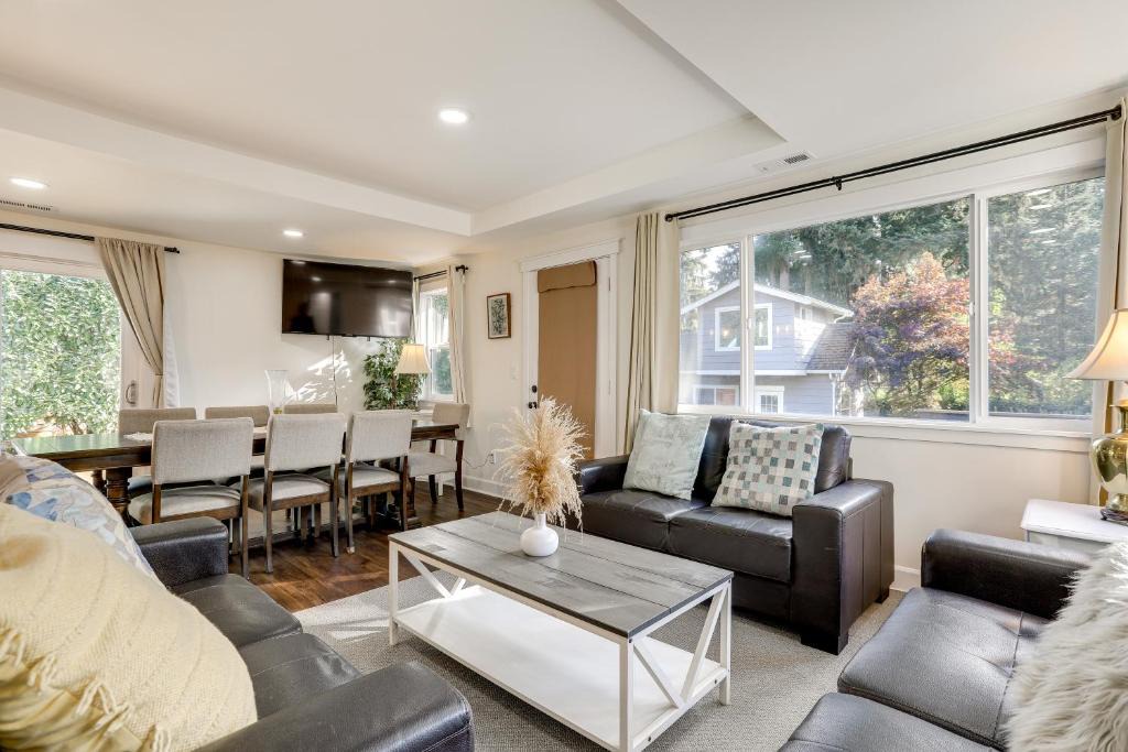 Education Hill House | Deck, Yard & Game Room: Fun-Filled Redmond Home
