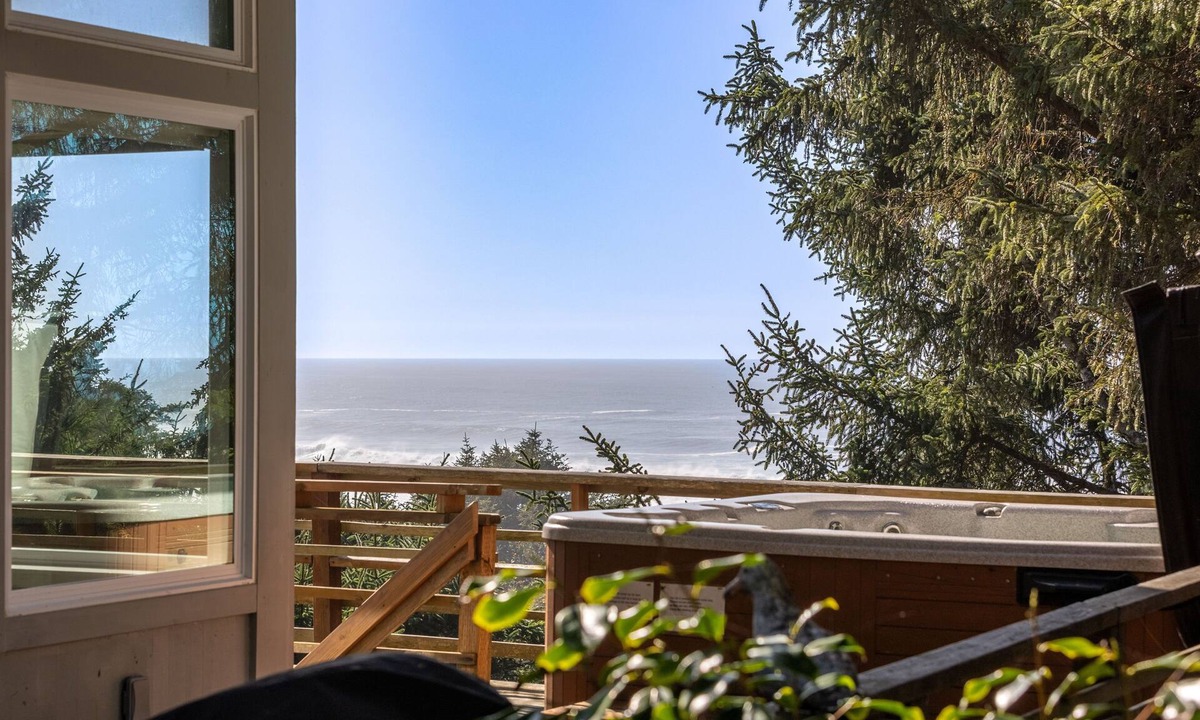 Lincoln City House | Decked Out by the Sea + Dog Friendly + Jacuzzi