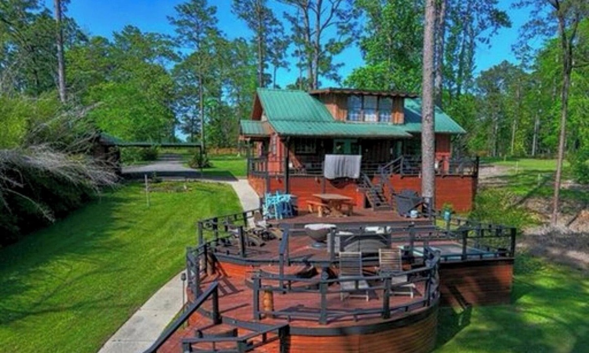 South Toledo Bend House | Decked Out was chosen by it's new owners for it's long history of great reviews.