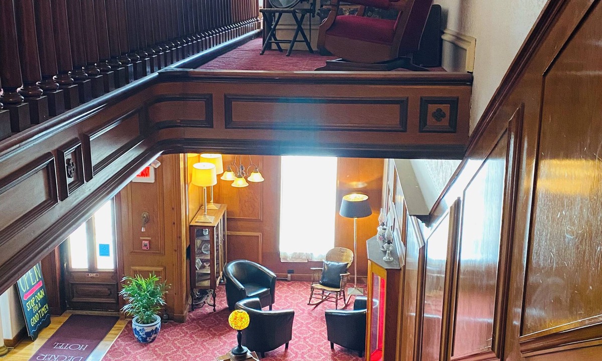 Maquoketa Hotel | Decker Hotel & Bar