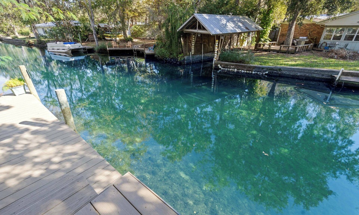 Homosassa Cottage | Decks, Docks & Kayaks: Waterfront Homosassa Gem