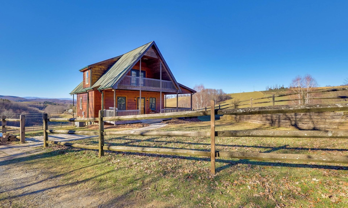 Laurel Springs Cabin | Decks, Panoramic Views! Mtn Retreat in Sparta