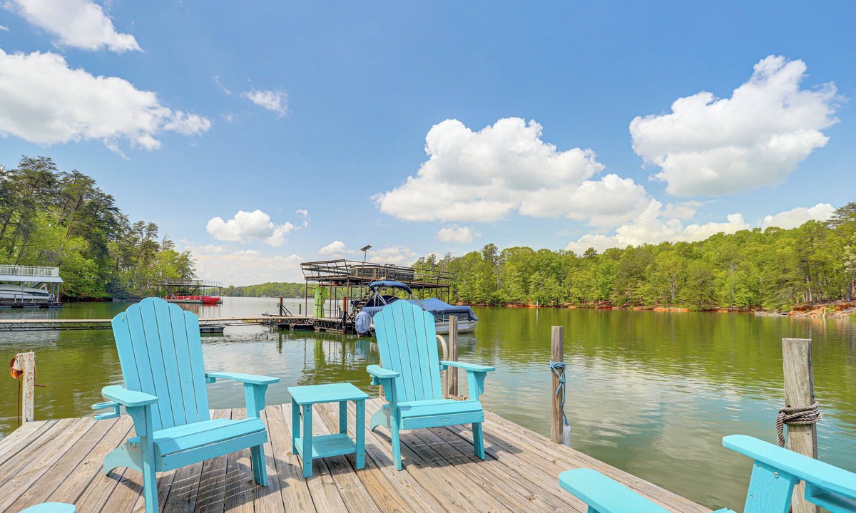 Gainesville House | Decks & Yard Games: Lakefront in Gainesville!
