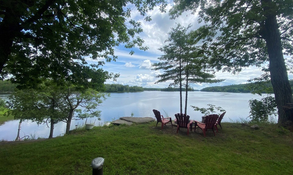 Clarendon Cottage | Deep Blue With the Waterfront View