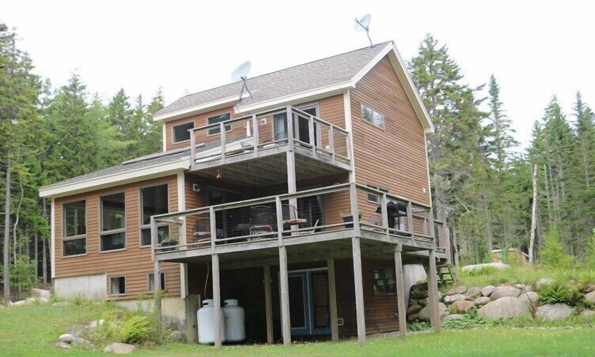 Minturn House | Deep Cove - A cozy post and beam cottage