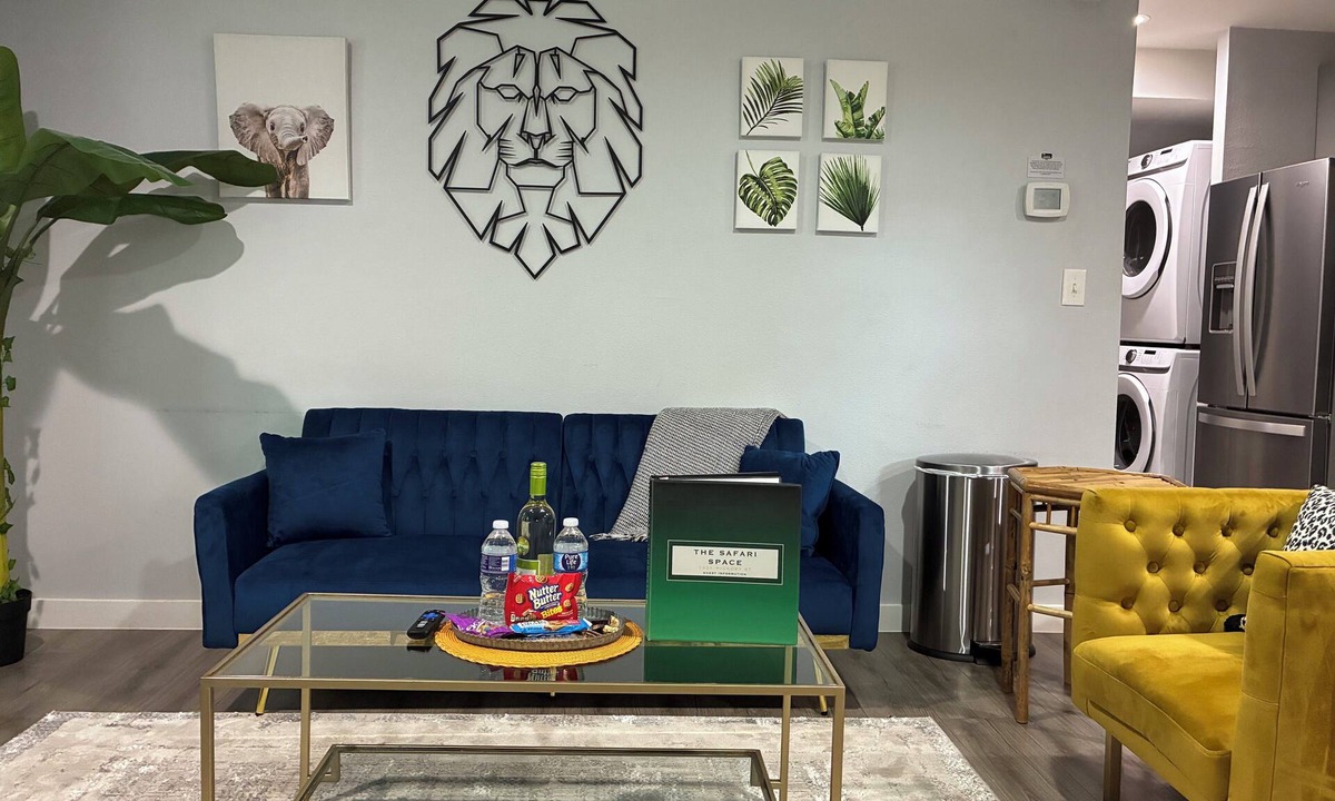 Cedars Apartment | Deep Ellum Escape King Bed Safari-Inspired Lux