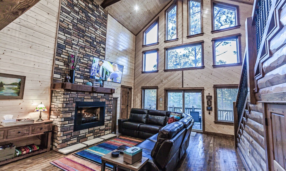 Broken Bow Cabin | ✨Deep Lot, 💦Hot Tub, Kid's Loft Hideaway, Shuffleboard, No Pets✨