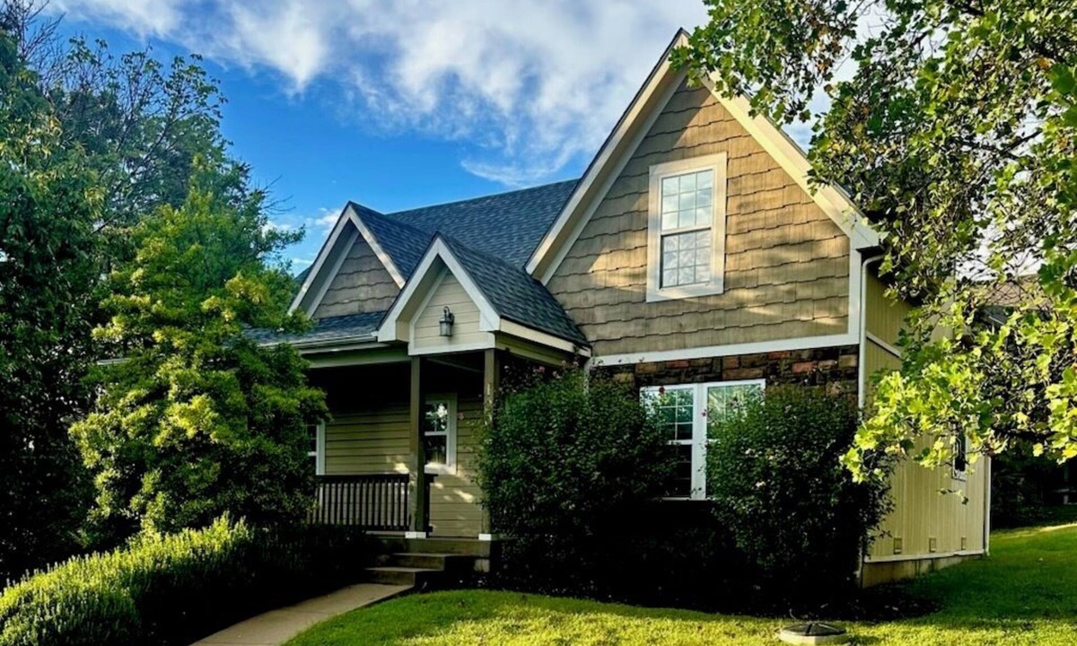 Hollister House | Deep Roots Den on Table Rock. Great get away location. Rare find.