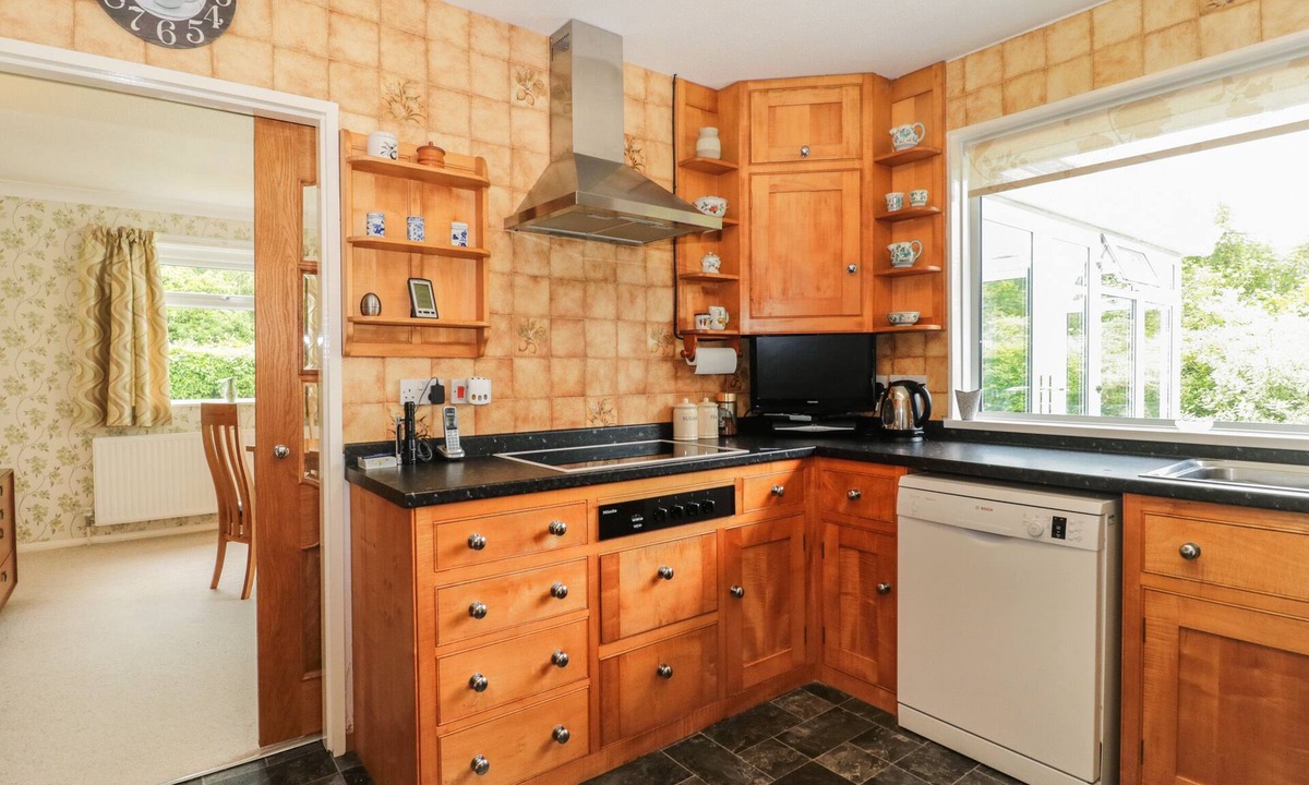 Plush Cottage | DEEPDENE, family friendly, with pool in Plush