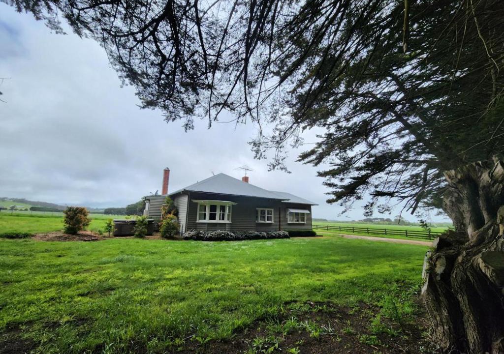 Romsey House | Deepfields Romsey Cottages