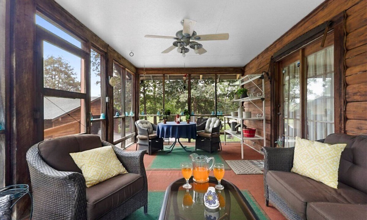 Williams Cabin | Deer Bend Log Cabin: Woodsy-Beautiful Escape, Sleeps 8, Potbelly Stove, FIRE PIT