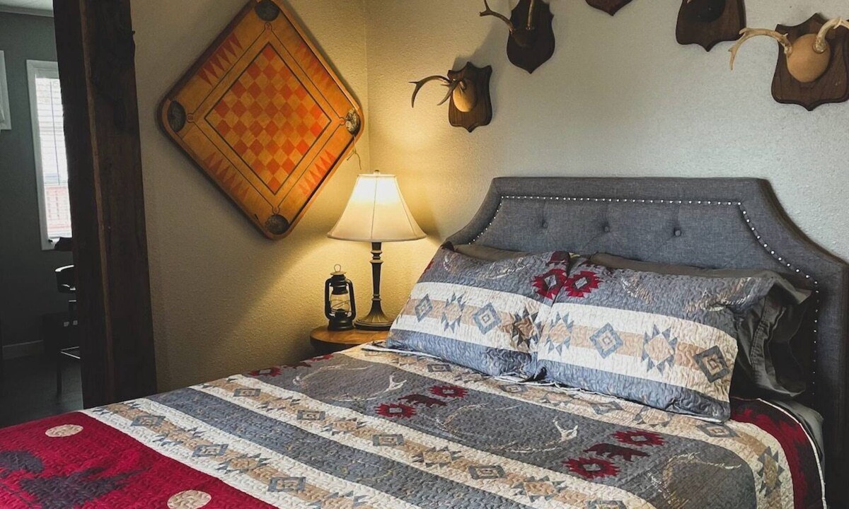 Eureka Springs Historic District Cabin | Deer Hollow Cottage at Tradewinds