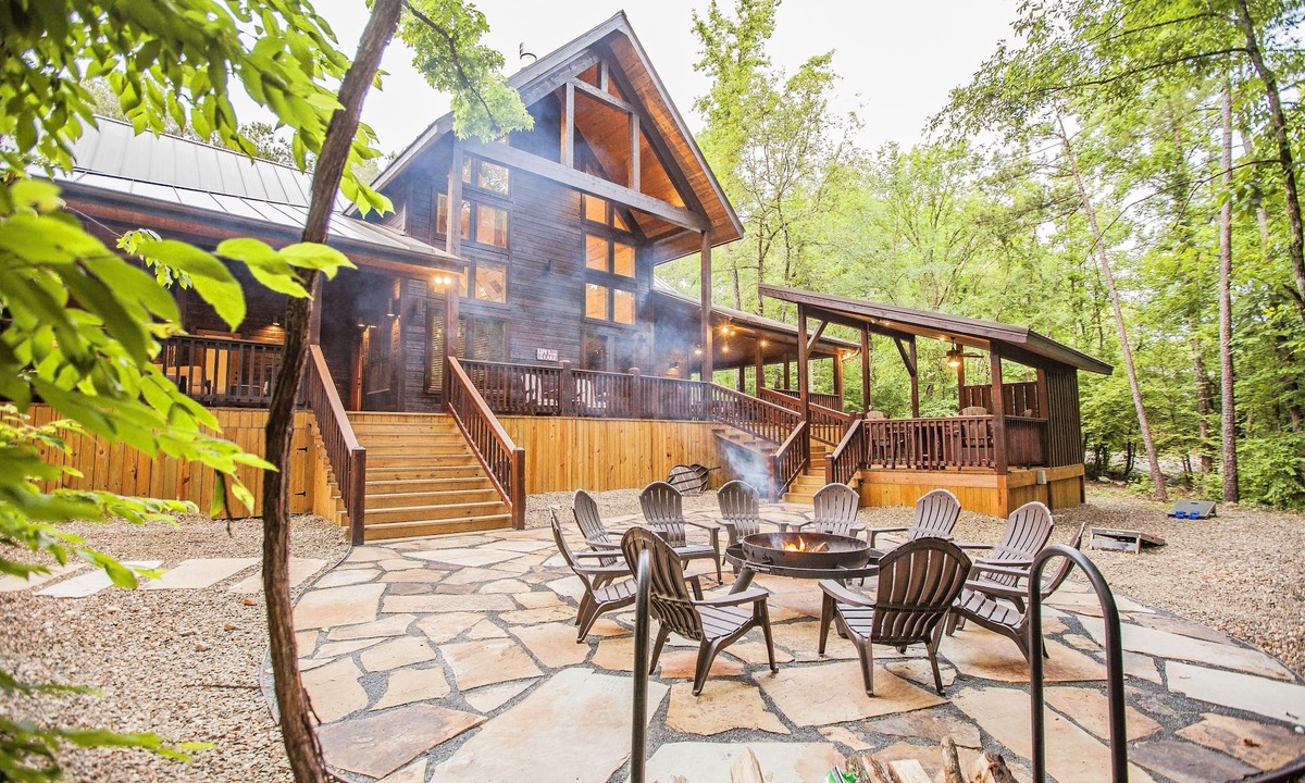 Broken Bow Cabin | Deer Hollow Lodge: 4 Master Suites, Pool Table, Hot Tub & Fire Pit