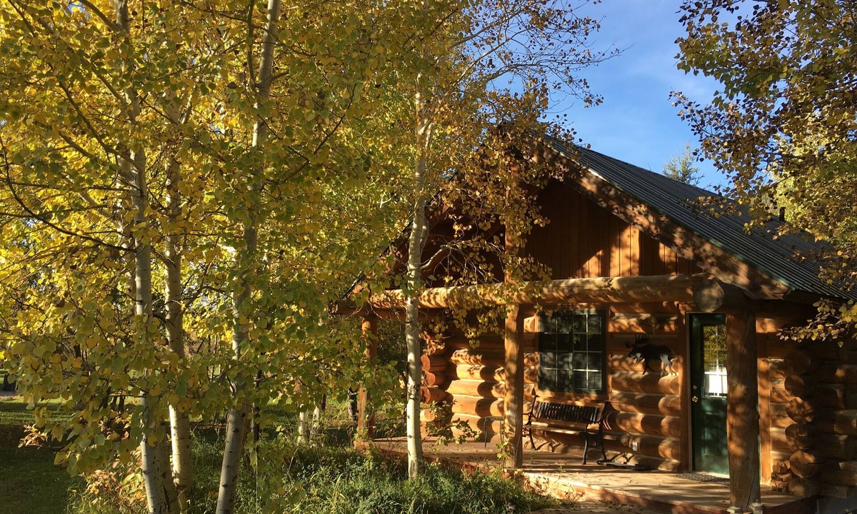 Rigby Cabin | “Deer” Log Cabin with 2Q Log Beds, Bath and Kitchenette