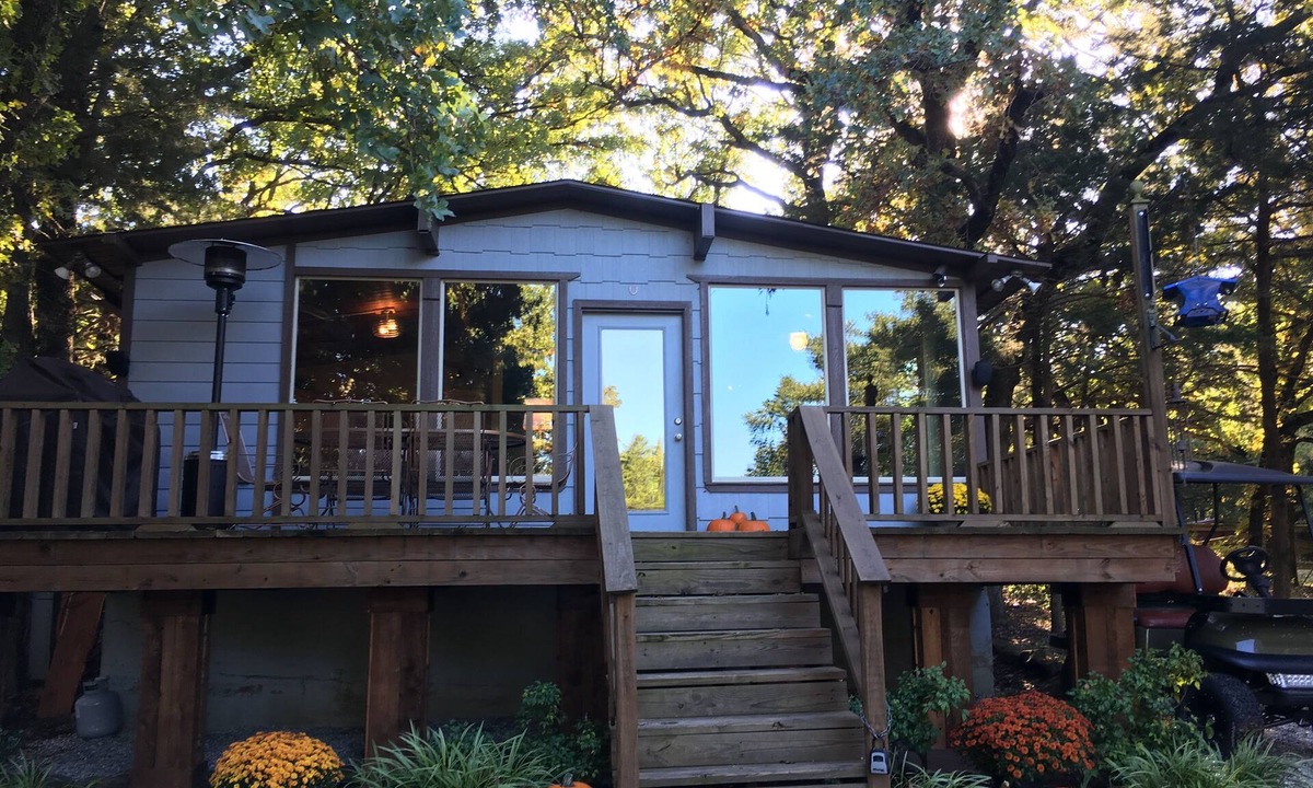 Gordonville Cabin | Deer Manor Cabin at Lake Texoma, Pet-Friendly!