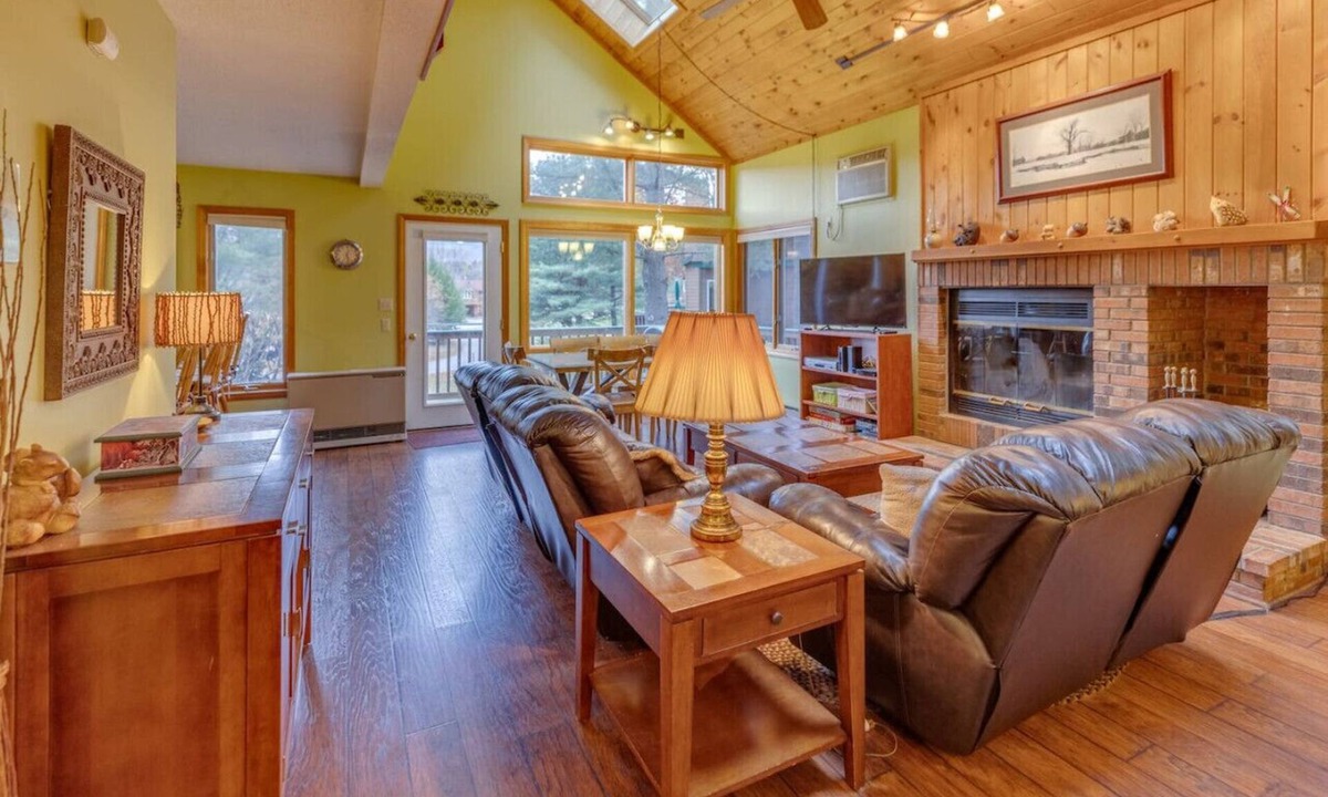 North Woodstock House | Deer Park Townhouse- Dog Friendly!