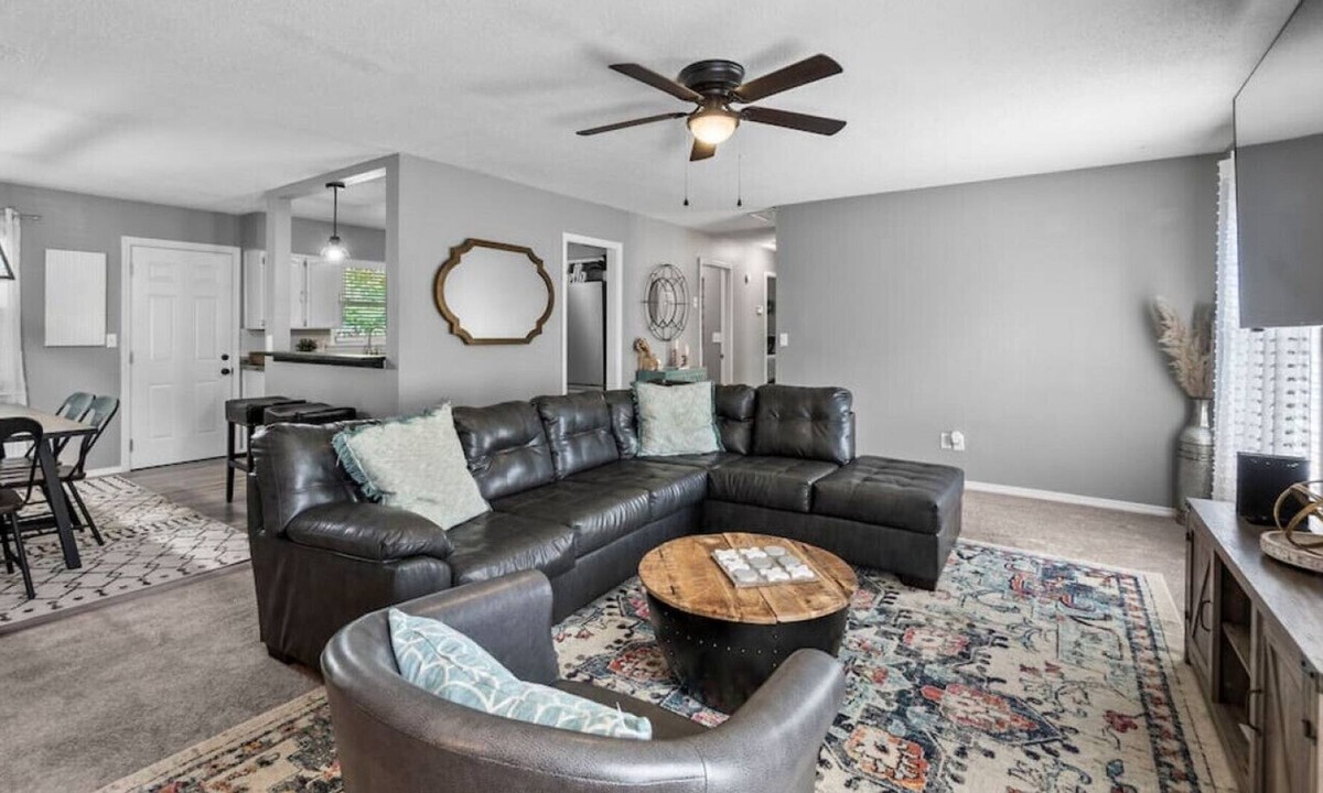 Cape Girardeau House | Deer Run Creek: 5 Bed Home in Great Neighborhood
