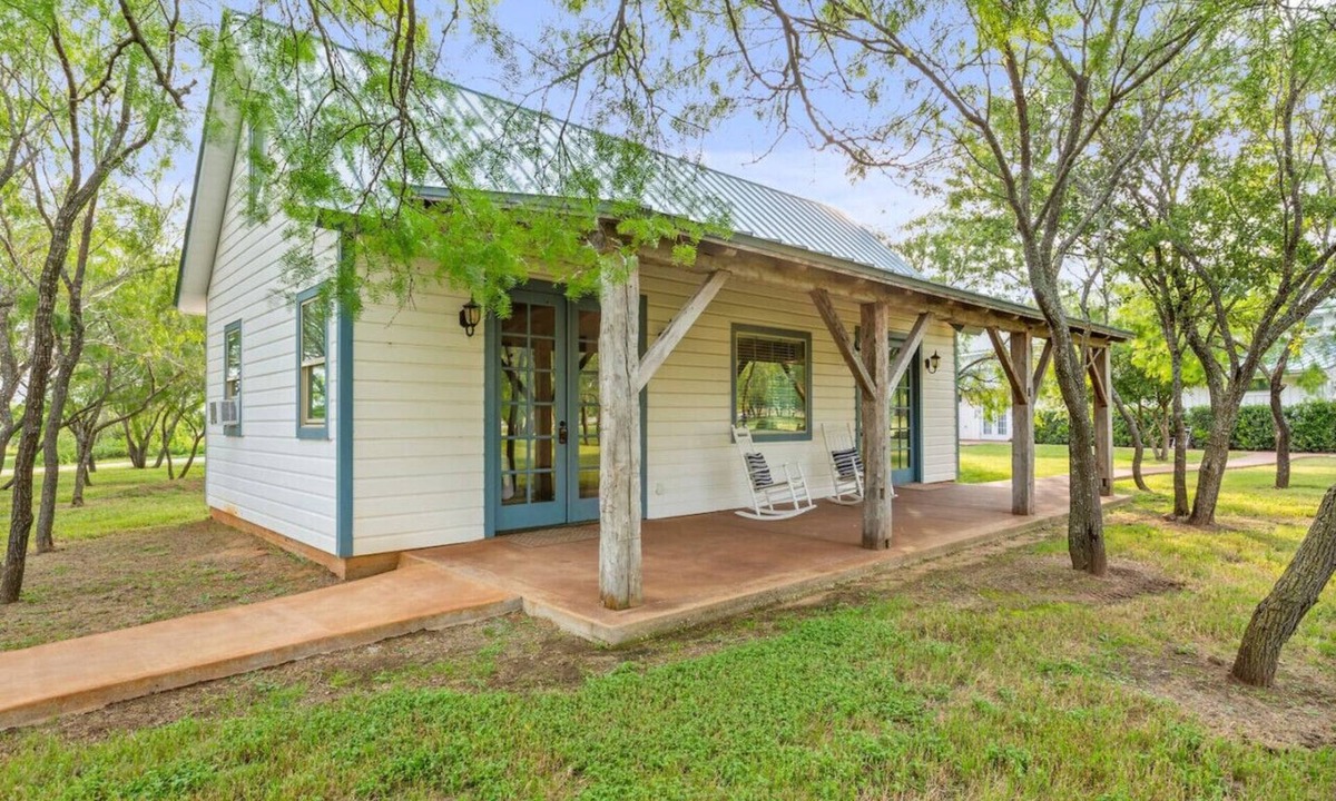 Lacy-Lakeview Cabin | Deerfield Countryside Cottage