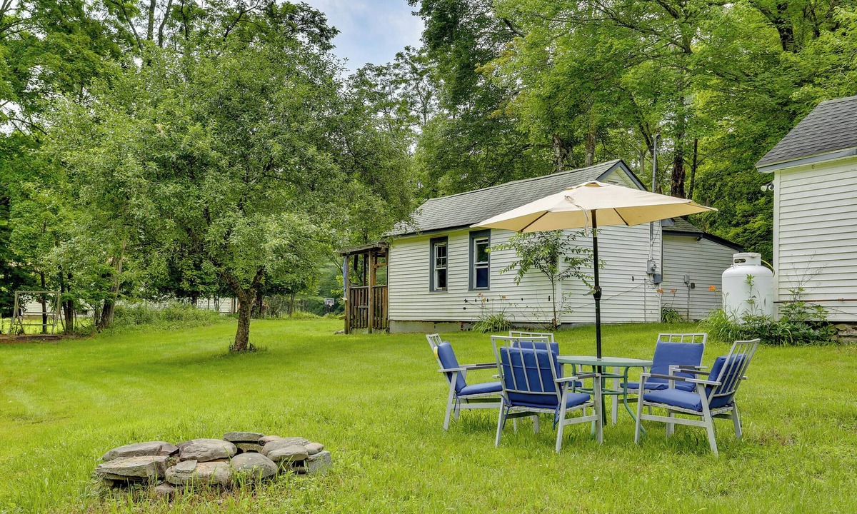 Cuddebackville Cottage | Deerpark Vacation Rental w/ Yard & River Access!