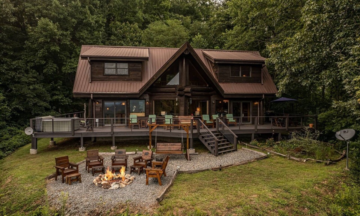 Bryson City Cabin | Deja View Luxurious, Spaciours, Secluded Log Cabin