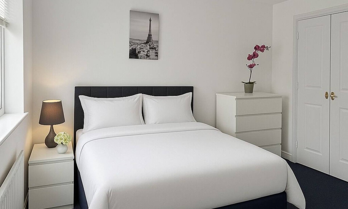 Luton House | Delight large double bedroom ensuite